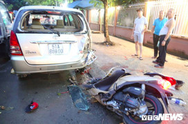 Tránh ô tô đậu ven đường, 2 xe máy gặp nạn khiến 4 người bị thương