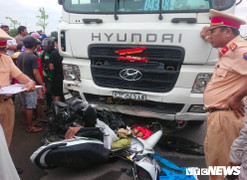 Nhân chứng bàng hoàng kể giây phút container 'nuốt' hàng chục người và xe máy xuống gầm ở Long An