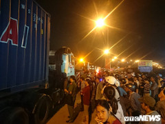 Container đâm hơn 20 người thương vong ở Long An: Cẩu xe container, đưa thi thể nạn nhân mắc kẹt ra ngoài