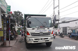 Hai thanh niên chết thảm vì va chạm với xe chở rác ở TP.HCM