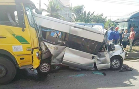 Xe du lịch 16 chỗ bẹp dúm sau va chạm liên hoàn ở Đồng Nai