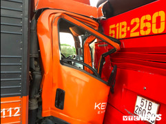 Xe tải bẹp dúm sau cú đâm xe khách chở hàng chục em nhỏ ở Long An