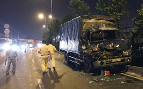 Xe tải tông container dừng đèn đỏ, 3 người thương vong