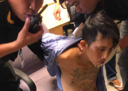 Khống chế người đàn ông xăm trổ mang súng vào sân bay Tân Sơn Nhất