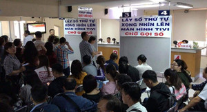 Hàng ngàn người dân TP.HCM xếp hàng dài làm hộ chiếu sau Tết