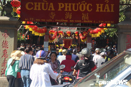 Người dân TP.HCM đổ xô về chùa Ngọc Hoàng cúng vía Thần Tài