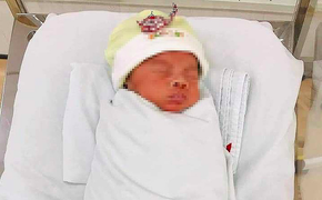 Bé trai sinh non, bị bỏ rơi hơn 1 tháng ở bệnh viện được người nhà đón về