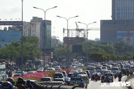 Đèn giao thông gặp sự cố, cửa ngõ TP.HCM tê liệt nhiều giờ