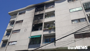 Cháy dữ dội ở chung cư, cư dân tháo chạy giữa trưa nắng ở TP.HCM