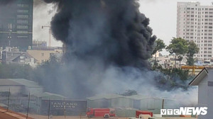 Đang cháy lớn ở Bình Dương, nhiều học sinh di dời khẩn cấp