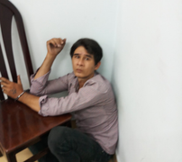 Nhóm hiệp sĩ bắt tên cướp ngoại quốc giật điện thoại người phụ nữ bán xôi