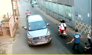 Truy tìm 4 kẻ bịt khẩu trang, truy sát người đàn ông trên đường ở TP.HCM