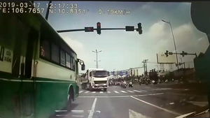 Phạt 7,5 triệu đồng, tước bằng lái tài xế xe buýt vượt đèn đỏ suýt gây tai nạn