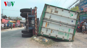 Xe đầu kéo nổ lốp, rơ-móoc phía sau lật đè chết 3 người đi xe máy