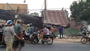 Xe tải chở rau tông sập 4 nhà dân, tài xế và phụ lái thiệt mạng