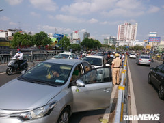 7 ô tô tông liên hoàn trên cầu vượt ở TP.HCM