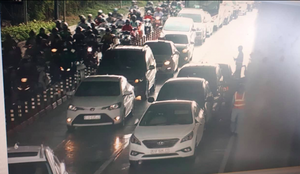 4 ô tô tông liên hoàn, dính chùm trong hầm sông Sài Gòn