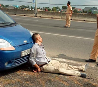Vợ tài xế côn đồ ép ngã đại uý CSGT chết thảm: 'Chồng tôi bị tâm thần nặng, lái trộm xe'