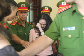 Hot girl Ngọc Miu bật khóc, đòi gặp con khi được dẫn giải lên xe thùng