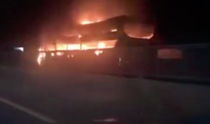Xe khách bốc cháy ngùn ngụt trên đường ở Đồng Nai