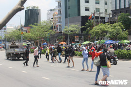 Ngó lơ cầu bộ hành, từng nhóm người luồn lách chặn đầu ô tô, băng qua đường ở TP.HCM