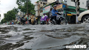 Mưa như trút nước, nhiều tuyến đường tại TP.HCM lại biến thành sông