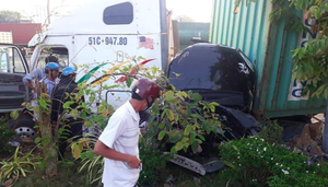 Container đâm ô tô bẹp dúm, nhiều người thương vong