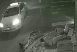 Nạn nhân vùng vẫy kêu cứu, gã tài xế taxi tàn độc đứng nhìn rồi bỏ đi