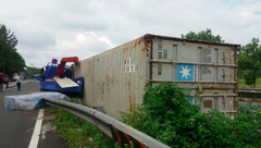 Xe container ôm cua, đè xe tải nát bét ở TP.HCM