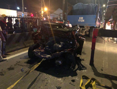 4 người thoát chết trong xe hơi bẹp dúm ở TP.HCM