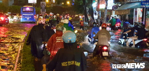 Đường Nguyễn Hữu Cảnh cứ mưa là ngập nặng, ông chủ ‘siêu máy bơm’ nói gì?