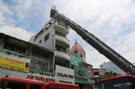 Giải cứu 3 người kẹt trong đám cháy ở TP.HCM