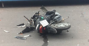 Cô gái đi xe máy hô ‘cướp’ rồi lao vào xe buýt, bị thương nặng