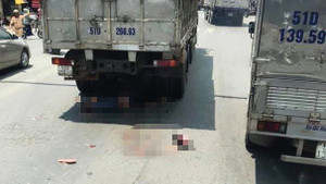 Chạy xe máy qua đường, đôi nam nữ bị xe tải cán thiệt mạng ở TP.HCM