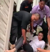 Nhóm người lạ ngang nhiên xông vào bắt đưa 3 trẻ nhỏ khỏi nhà ở TP.HCM