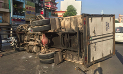 Xe tải tông xe máy lật ngang trên cầu, 4 người bị thương