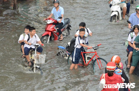 Người dân TP.HCM lội trong làn nước đen bẩn sau sự cố vỡ bờ bao