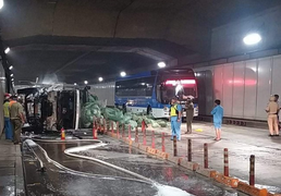 Xe tải lật nghiêng, bốc khói trong hầm Thủ Thiêm