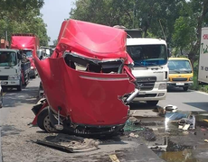 Cuộn sắt nặng hàng chục tấn đè bẹp container, tài xế thiệt mạng