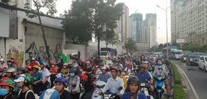 Giải cứu ‘rốn ngập’ ở TP.HCM, nhiều tuyến đường kẹt cứng