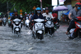 Triều cường đạt đỉnh, nhiều tuyến đường ngập sâu, người TP.HCM rẽ sóng về nhà