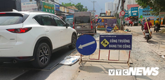 Đặt ống nước mãi không xong, dân TP.HCM khốn khổ vì hít bụi, kẹt xe