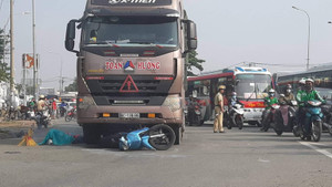 Bố mẹ chết, con gái 5 tuổi nhập viện vì đụng xe container