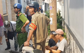 Bé gái nghi bị cha dượng bạo hành, công an đưa đi giám định thương tích