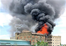 Hàng trăm cảnh sát dập lửa nhà xưởng cháy ngùn ngụt ở TP.HCM