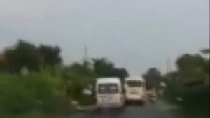 Tước bằng lái 2 tháng đối với tài xế ô tô 16 chỗ lấn làn, ép xe khách