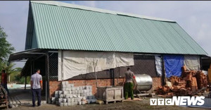 TPHCM cưỡng chế công trình xây dựng trái phép lấn chiếm sông Tắc