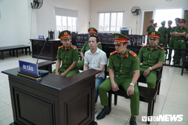 Kẻ sát hại 3 người trong gia đình ở Bình Dương bình thản đến tòa