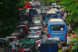 Cửa ngõ sân bay Tân Sân Nhất kẹt cứng, nhiều hành khách xuống xe đi bộ