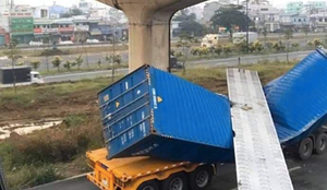 Dầm cầu bộ hành bị xe container kéo sập vì có độ cao thấp hơn thiết kế?